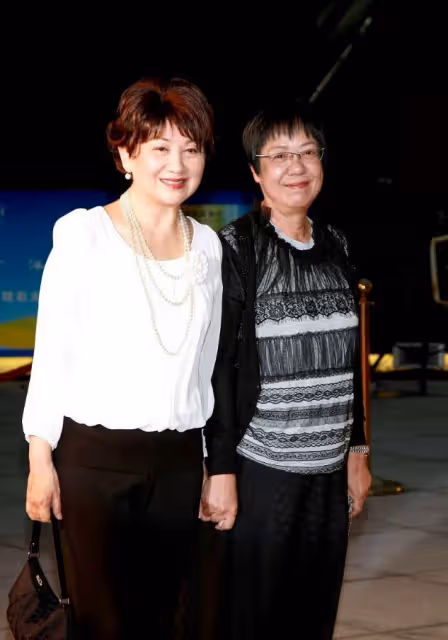 鮑起靜老了韻味不散，穿清淡裝秀優雅氣質，70+也沒駝背毛病