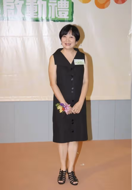 鮑起靜老了韻味不散，穿清淡裝秀優雅氣質，70+也沒駝背毛病