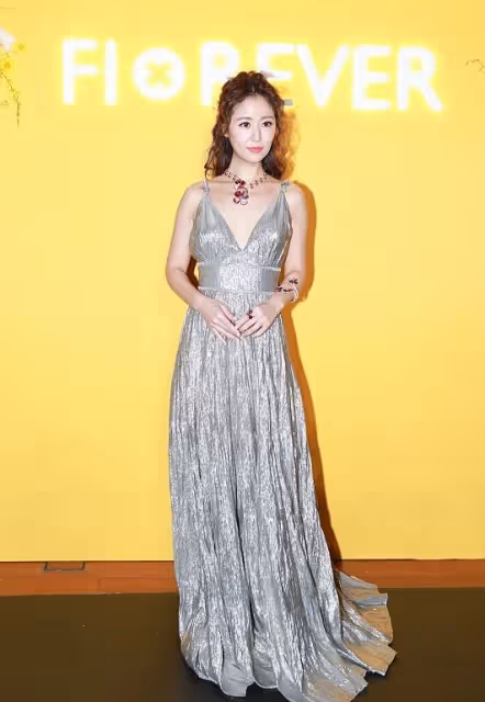 林心如氣質淑女優雅,奢侈珠寶顯高級地位,一身亮片裝闊太范十足