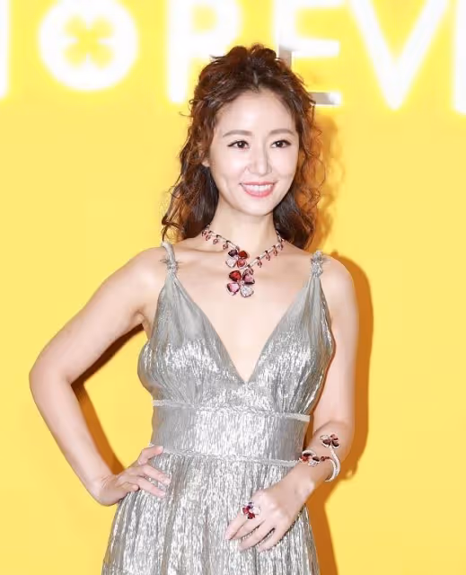 林心如氣質淑女優雅,奢侈珠寶顯高級地位,一身亮片裝闊太范十足