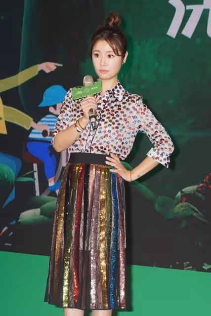 林心如氣質淑女優雅,奢侈珠寶顯高級地位,一身亮片裝闊太范十足