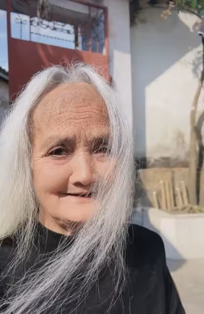女子曬83歲姥姥，一頭銀髮背影宛如少女，網友：美人在骨不在皮
