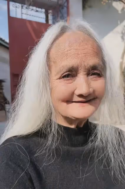 女子曬83歲姥姥，一頭銀髮背影宛如少女，網友：美人在骨不在皮