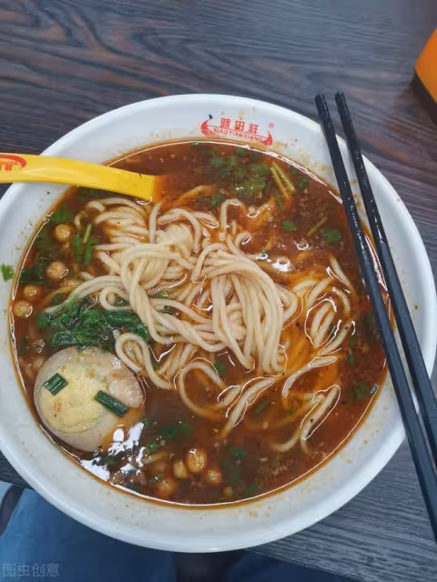 5旬大姐擺攤10年賣素麵，6元1碗1天能掙1000元，買房養家全靠它