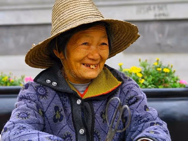 6旬老夫妻忍著病痛四處賣小米,早出晚歸1天只賣30元,直言掙錢難