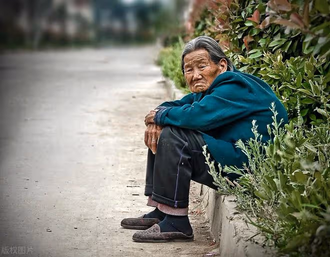 6旬老夫妻忍著病痛四處賣小米,早出晚歸1天只賣30元,直言掙錢難
