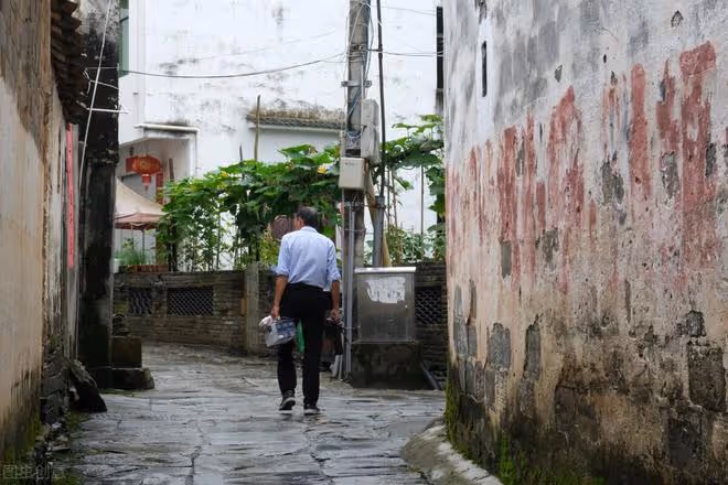 6旬老夫妻忍著病痛四處賣小米,早出晚歸1天只賣30元,直言掙錢難