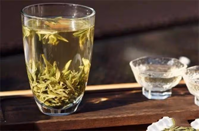 龍井茶正確的沖泡方法,沖泡西湖龍井,選對水溫茶湯好喝翻倍