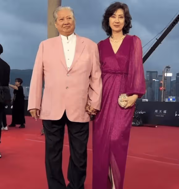 洪金寶攜妻亮相金像獎,他75歲仍霸氣十足,59歲高麗虹還是很漂亮