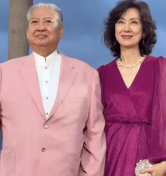 洪金寶攜妻亮相金像獎,他75歲仍霸氣十足,59歲高麗虹還是很漂亮