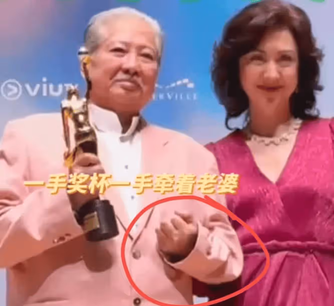 洪金寶攜妻亮相金像獎,他75歲仍霸氣十足,59歲高麗虹還是很漂亮