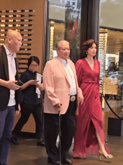 洪金寶攜妻亮相金像獎,他75歲仍霸氣十足,59歲高麗虹還是很漂亮