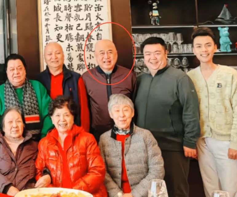 多位相聲前輩聚餐!于謙師父站後排惹爭議,兩位德雲社恩人罕同框