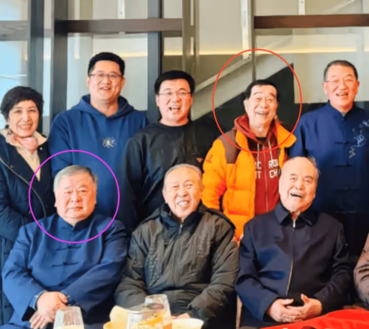 多位相聲前輩聚餐!于謙師父站後排惹爭議,兩位德雲社恩人罕同框