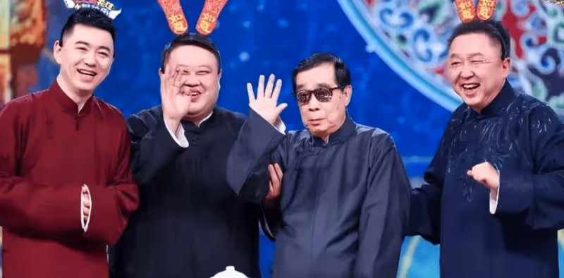 多位相聲前輩聚餐!于謙師父站後排惹爭議,兩位德雲社恩人罕同框
