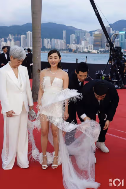 TVB小生女友金像獎低胸搶風頭!不少女星與Angelababy合影