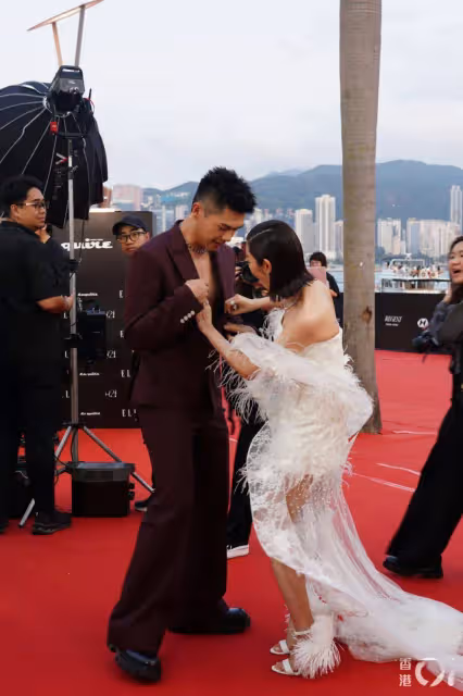 TVB小生女友金像獎低胸搶風頭!不少女星與Angelababy合影