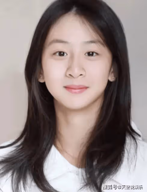 田亮曬女兒生日照,16歲森碟素顏白白凈凈,比媽媽葉一茜更秀氣