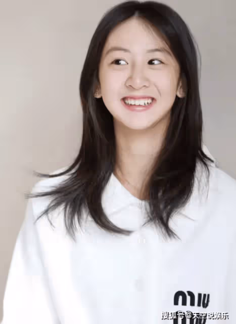 田亮曬女兒生日照,16歲森碟素顏白白凈凈,比媽媽葉一茜更秀氣