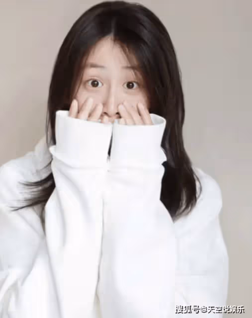 田亮曬女兒生日照,16歲森碟素顏白白凈凈,比媽媽葉一茜更秀氣