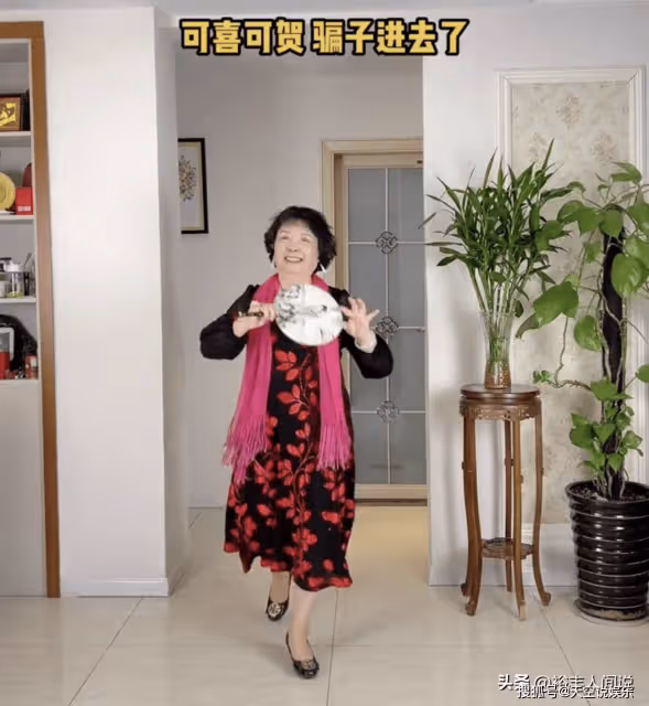 74歲盛海琳迎來「春天」!詐騙她百萬的姐妹被抓,開心到跳舞慶祝