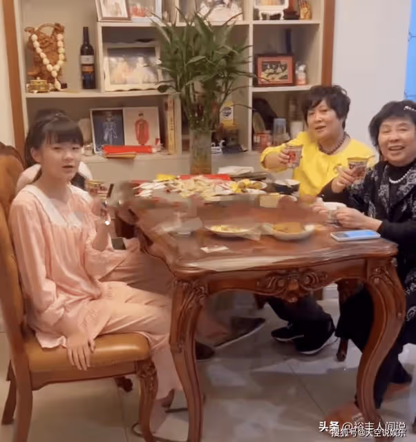 74歲盛海琳迎來「春天」！詐騙她百萬的姐妹被抓，開心到跳舞慶祝