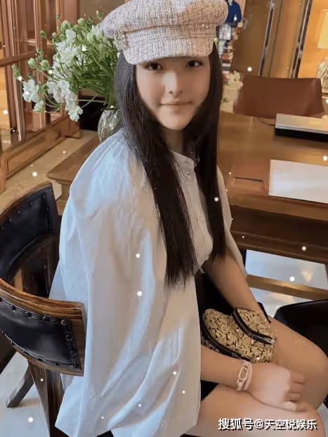 14歲王詩齡出街,鞋6900,帽子5300,手環4600,一臉自信神似李湘