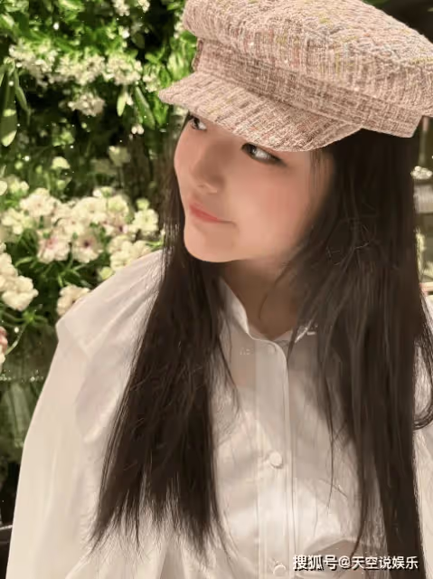 14歲王詩齡出街,鞋6900,帽子5300,手環4600,一臉自信神似李湘