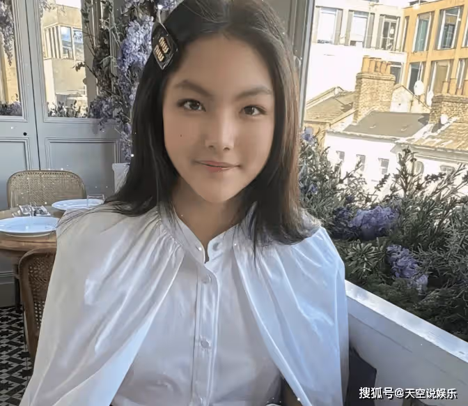 14歲王詩齡出街,鞋6900,帽子5300,手環4600,一臉自信神似李湘