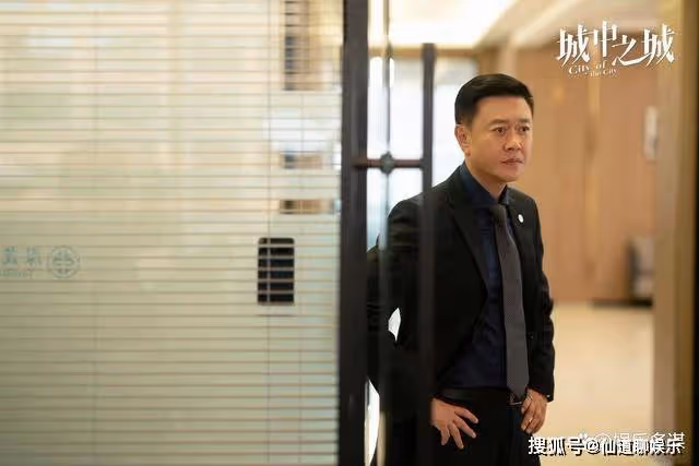 《城中之城》周琳趙輝假戲真做,陽台接吻這一幕太瘋狂,蘇見仁氣瘋