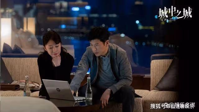 《城中之城》周琳趙輝假戲真做,陽台接吻這一幕太瘋狂,蘇見仁氣瘋