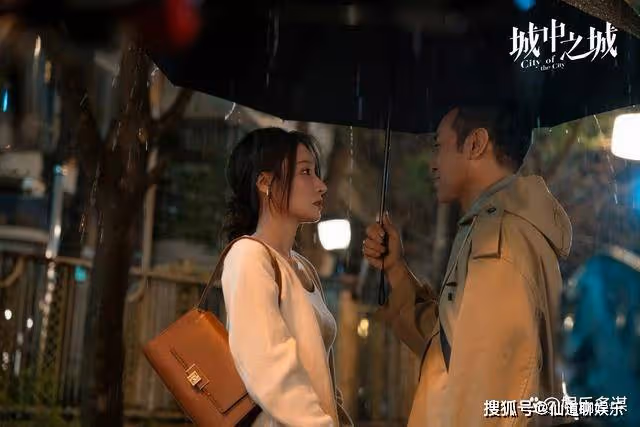 《城中之城》周琳趙輝假戲真做,陽台接吻這一幕太瘋狂,蘇見仁氣瘋