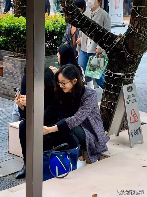 張鈞甯上海街頭被偶遇,側臉和鼻子絕了,路邊席地而坐被贊接地氣
