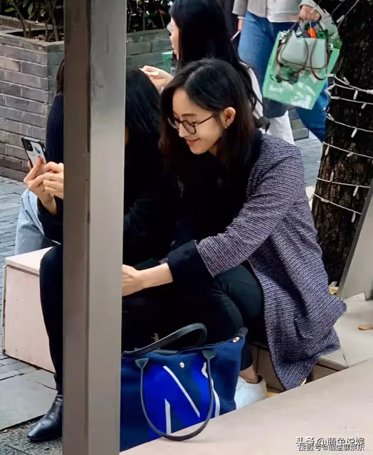 張鈞甯上海街頭被偶遇,側臉和鼻子絕了,路邊席地而坐被贊接地氣