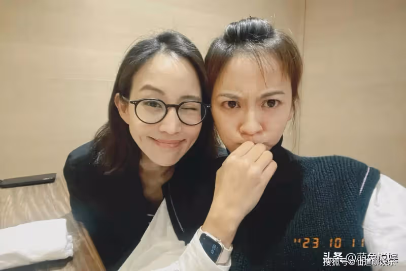 張鈞甯上海街頭被偶遇,側臉和鼻子絕了,路邊席地而坐被贊接地氣