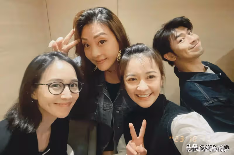 張鈞甯上海街頭被偶遇,側臉和鼻子絕了,路邊席地而坐被贊接地氣