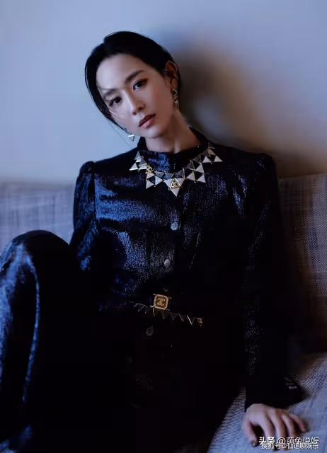 張鈞甯上海街頭被偶遇,側臉和鼻子絕了,路邊席地而坐被贊接地氣