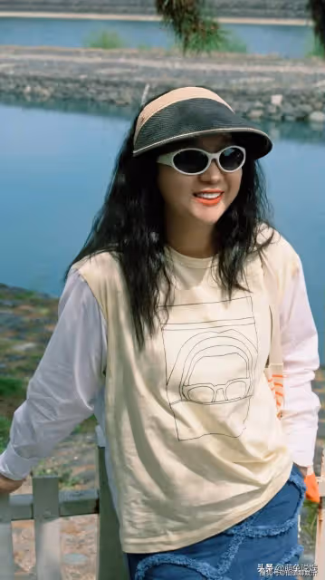 傅首爾近照:模樣大變,越發年輕漂亮,網友:傅媽變成小丫頭了