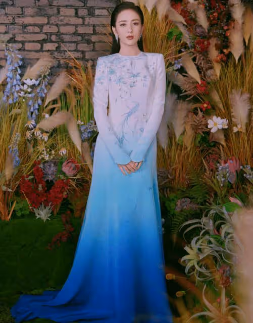佟麗婭不愧是「內地第一美人」,時尚露面惹人動心,這顏值太絕了