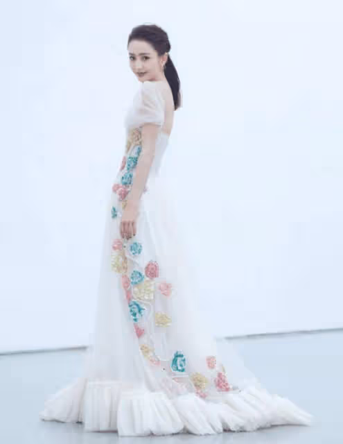 佟麗婭不愧是「內地第一美人」,時尚露面惹人動心,這顏值太絕了