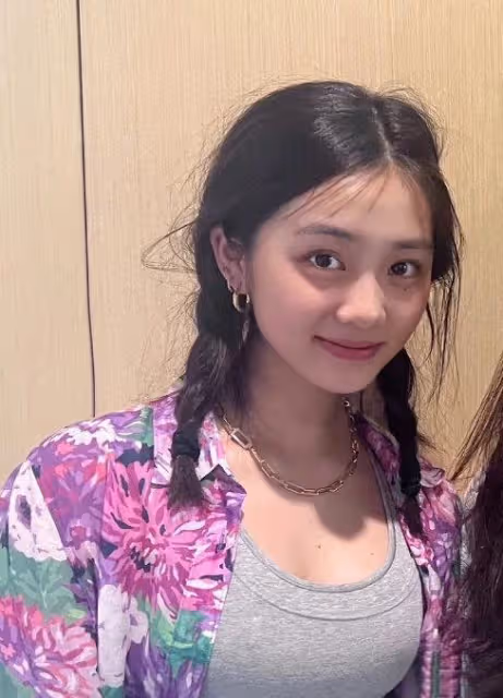 18歲黃多多新造型曝光，穿黑絲抽水煙太風塵，被曝脾氣差不善良！