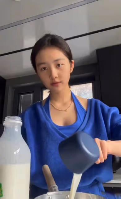 18歲黃多多新造型曝光，穿黑絲抽水煙太風塵，被曝脾氣差不善良！