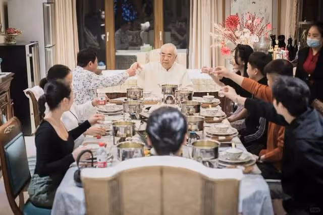 86歲范曾婚後首次聚餐！徐萌坐C位主母範兒，背15萬包生活奢侈！