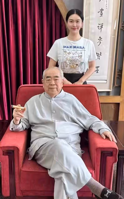 86歲范曾婚後首次聚餐！徐萌坐C位主母範兒，背15萬包生活奢侈！