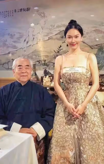 86歲范曾婚後首次聚餐！徐萌坐C位主母範兒，背15萬包生活奢侈！
