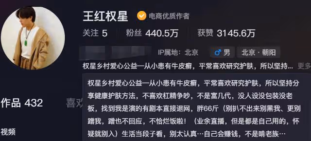 網紅王紅權星被空姐點名！飛機上給動手術的老人讓座，人帥心善！