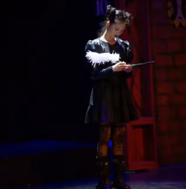 黃磊老婆曬大女兒戲劇表演，18歲多多展現演戲天賦，演技媲美媽媽