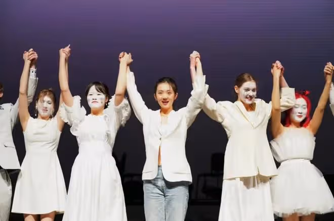 黃磊老婆曬大女兒戲劇表演，18歲多多展現演戲天賦，演技媲美媽媽