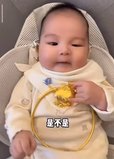 趙本山外孫滿百天，小皮兒穿西裝馬甲超可愛，五官隨媽神態像姥爺