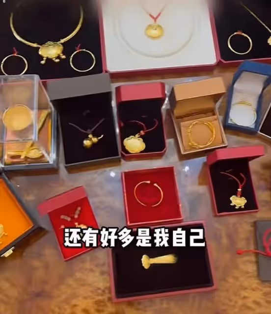 趙本山外孫滿百天，小皮兒穿西裝馬甲超可愛，五官隨媽神態像姥爺